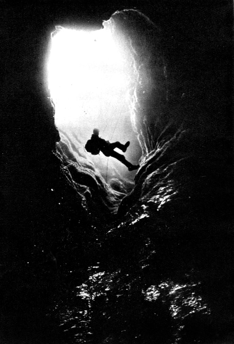 Вход в пещеру Крубера оказался гигантским провалом на краю невысокого бугра