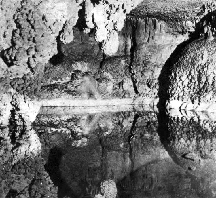 Озерцо в пещере, выхваченное из темноты светом вспышки