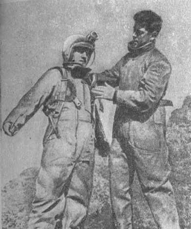 Жозеф Бидеген помогает Норберту Кастере надеть снаряжение
